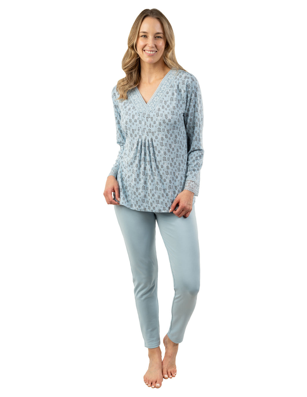 Pyjamas with lace and pleats