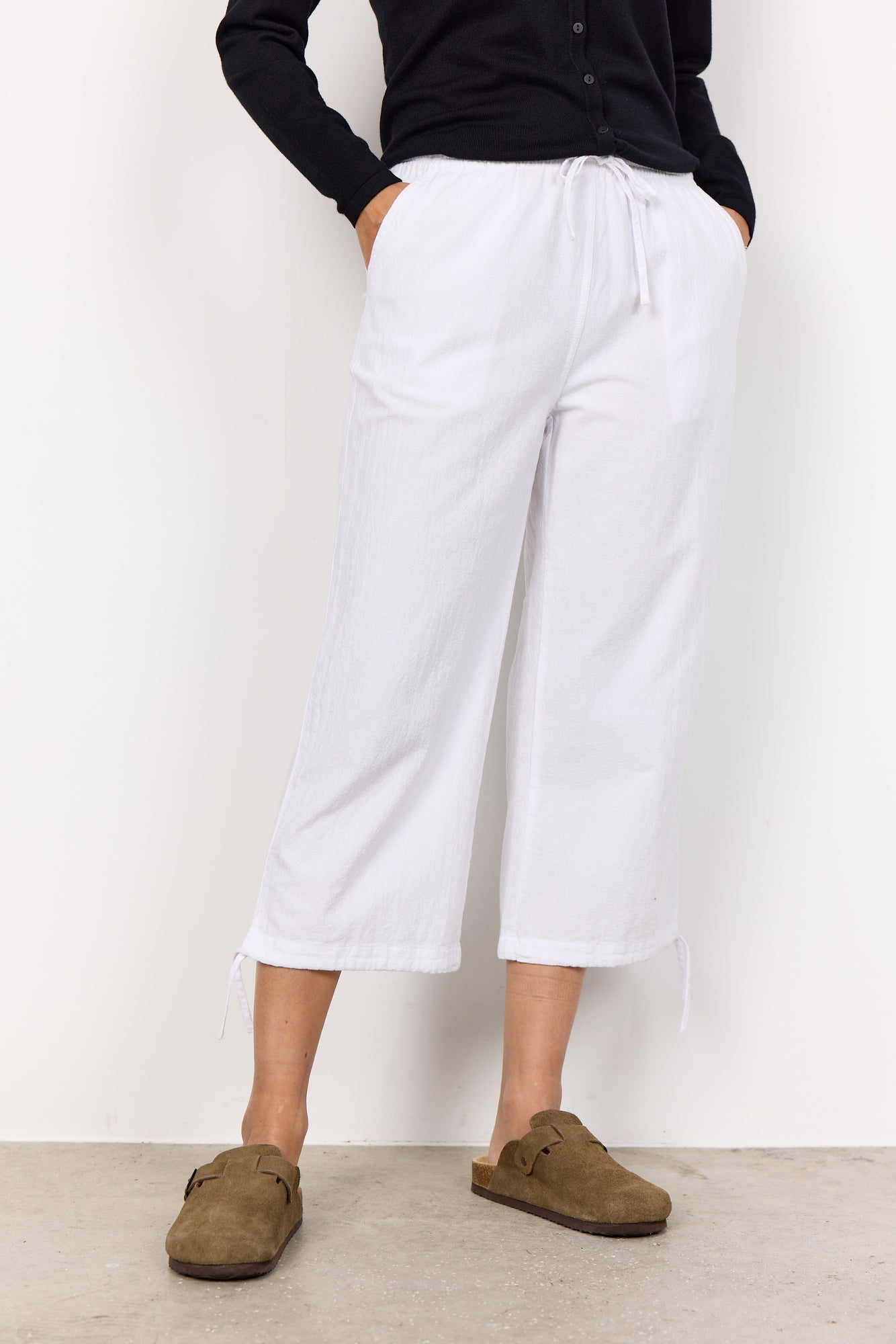 Upload image to gallery, Cotton capri pants with side buckle - Soya Concept
