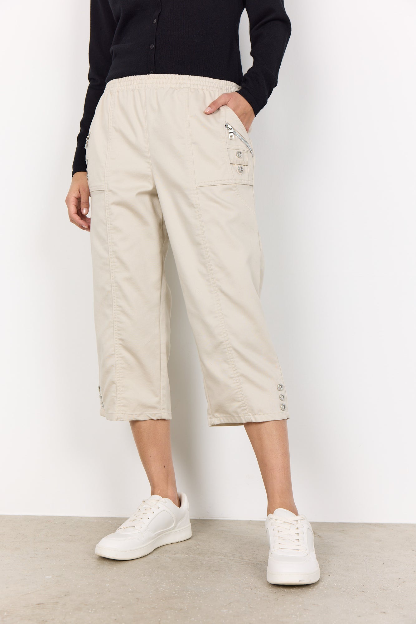Upload image to gallery, Panel capri pants - Soya Concept
