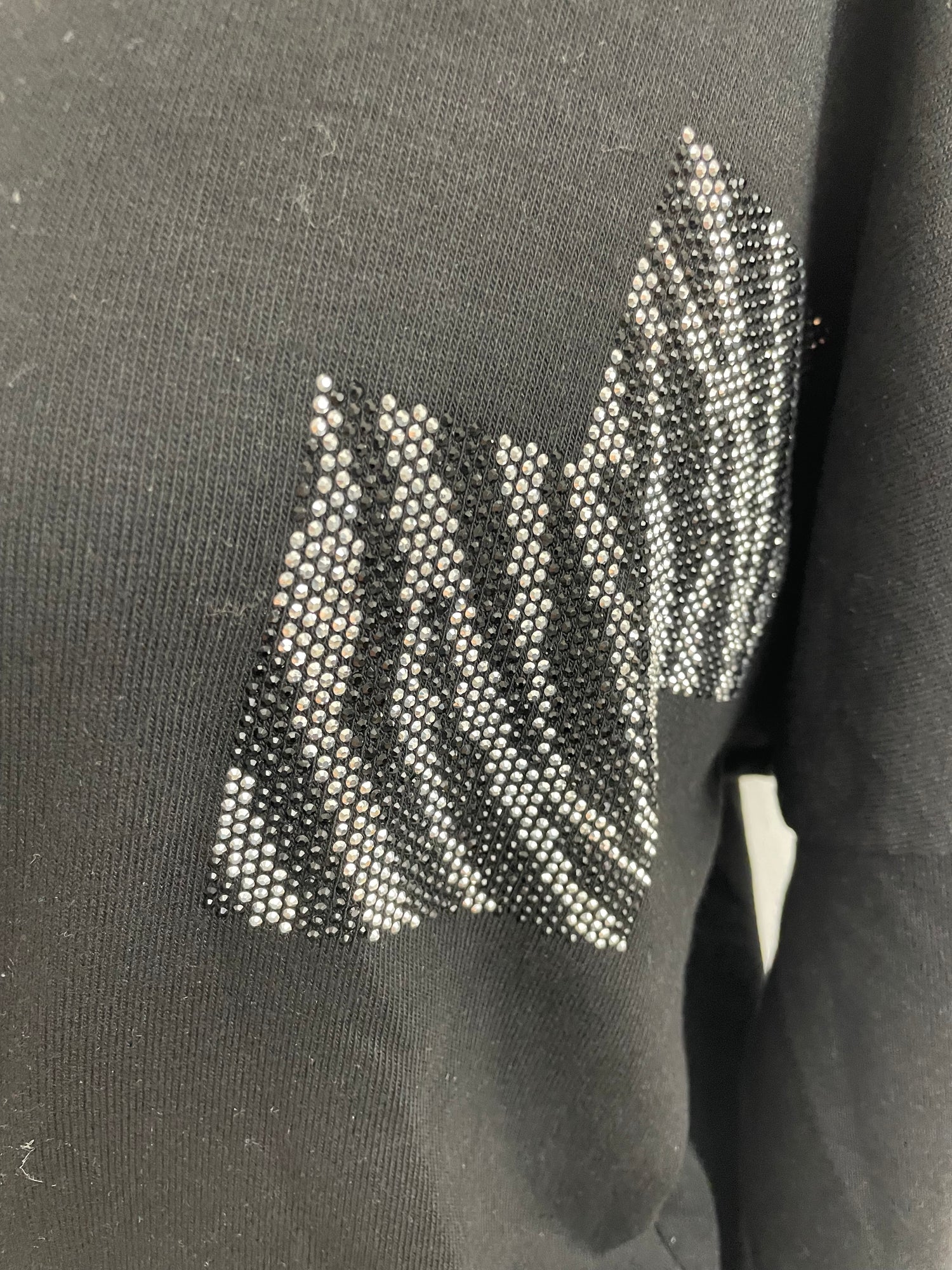Upload image to gallery, Top mi-zébré lustré orné de strass
