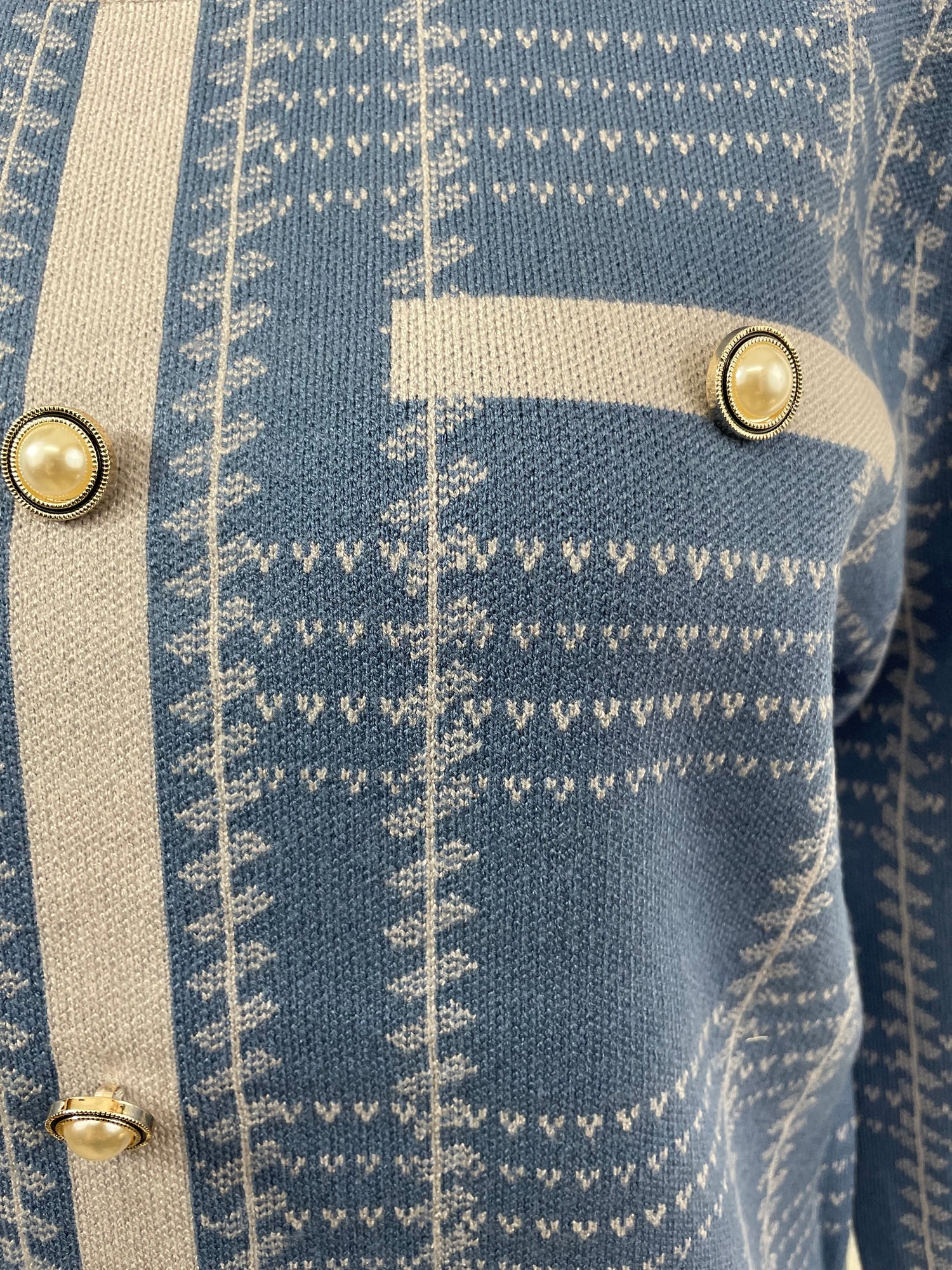 Charger l'image dans la galerie, Haut en tricot imprimé orné de faux-boutons perlés
