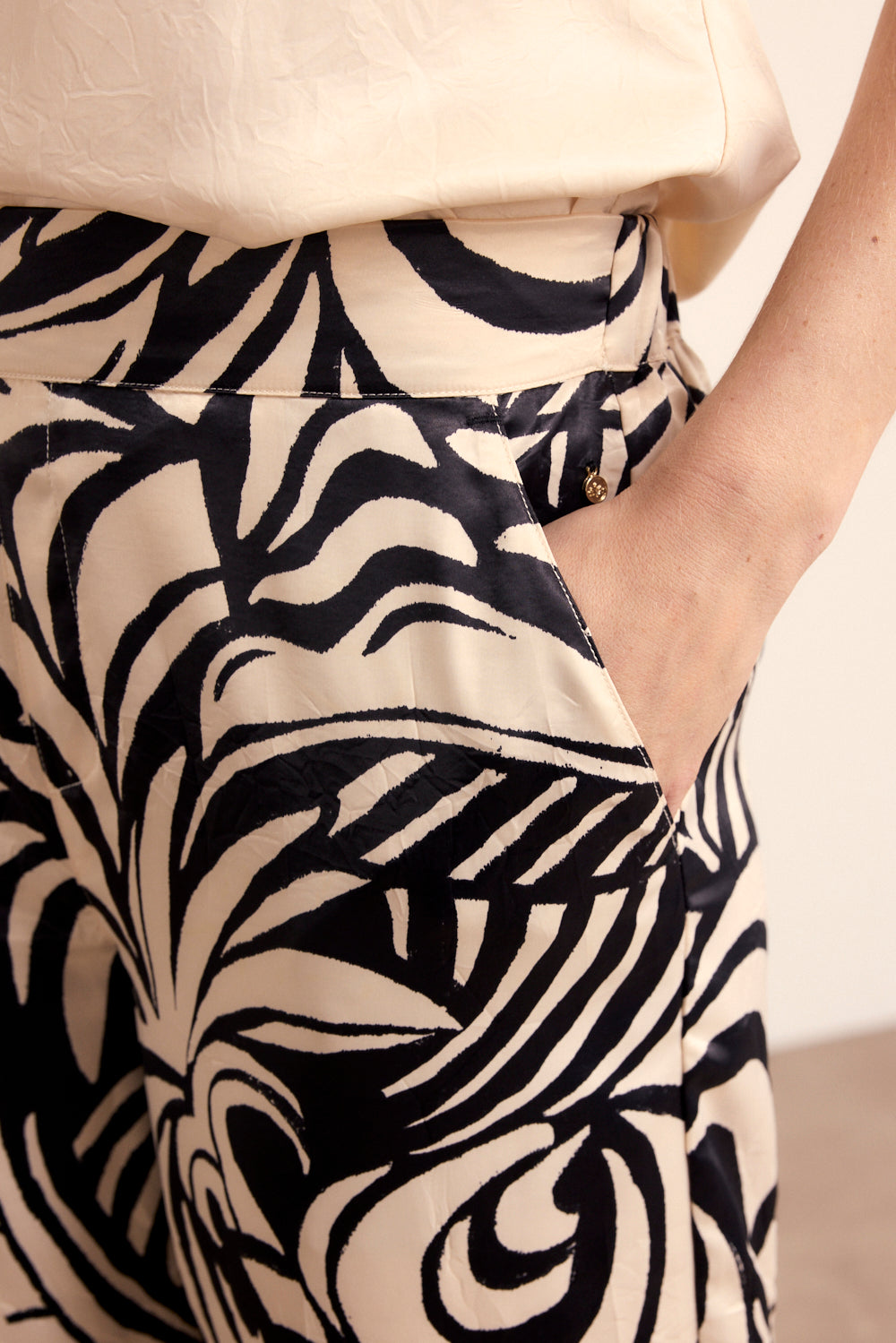 Load image in gallery, Botanica Textured Print Pants - Tramontana
