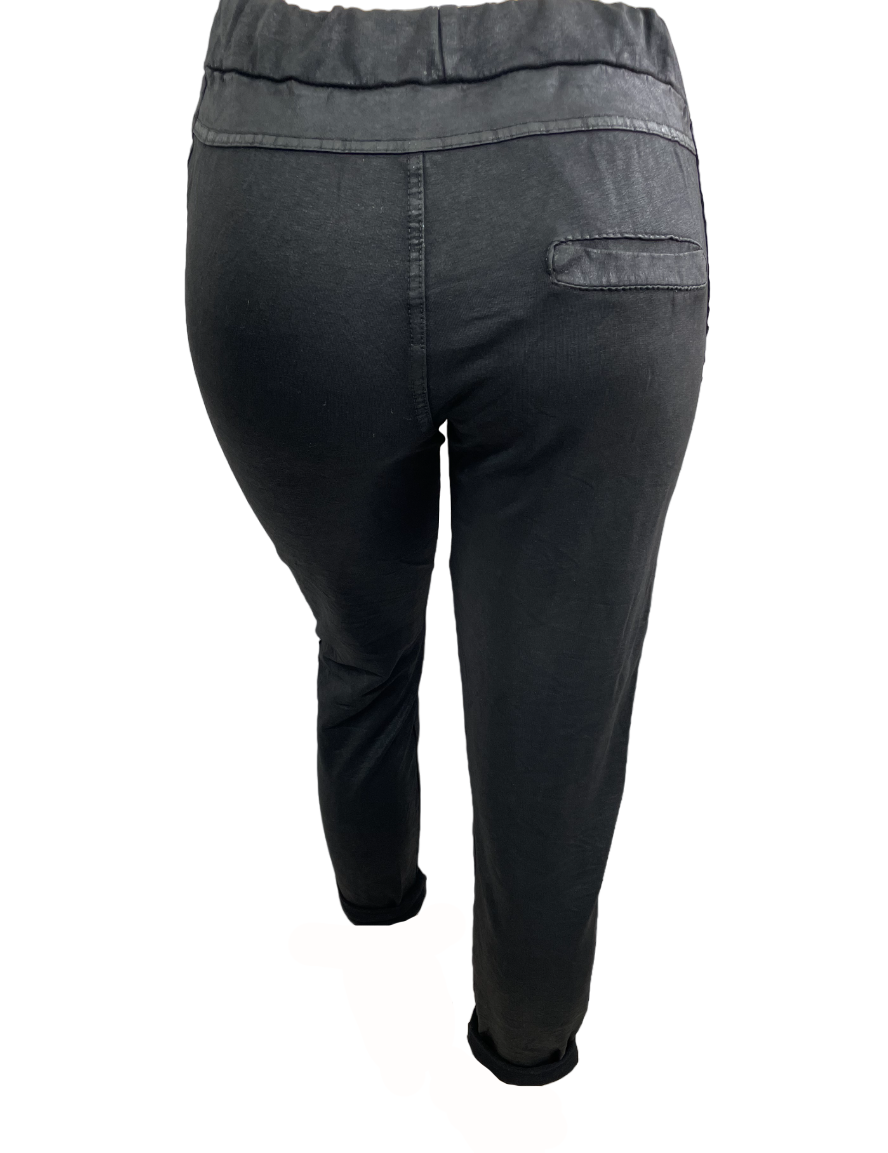 Charger l'image dans la galerie, Pantalon d'Italie au style froissé avec détails à effet de similicuir

