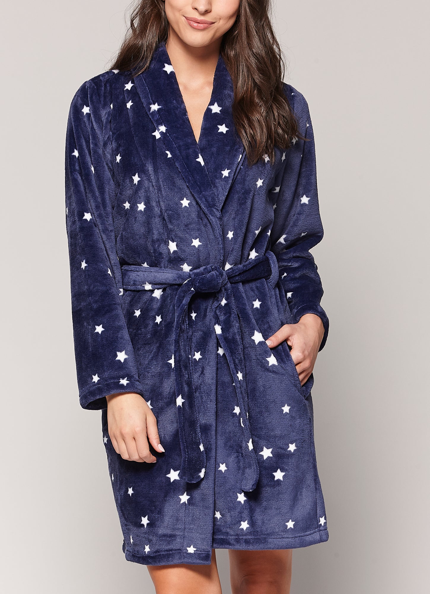 Charger l'image dans la galerie, Ens 3pc : robe de chambre en peluche avec bas et attache-cheveux
