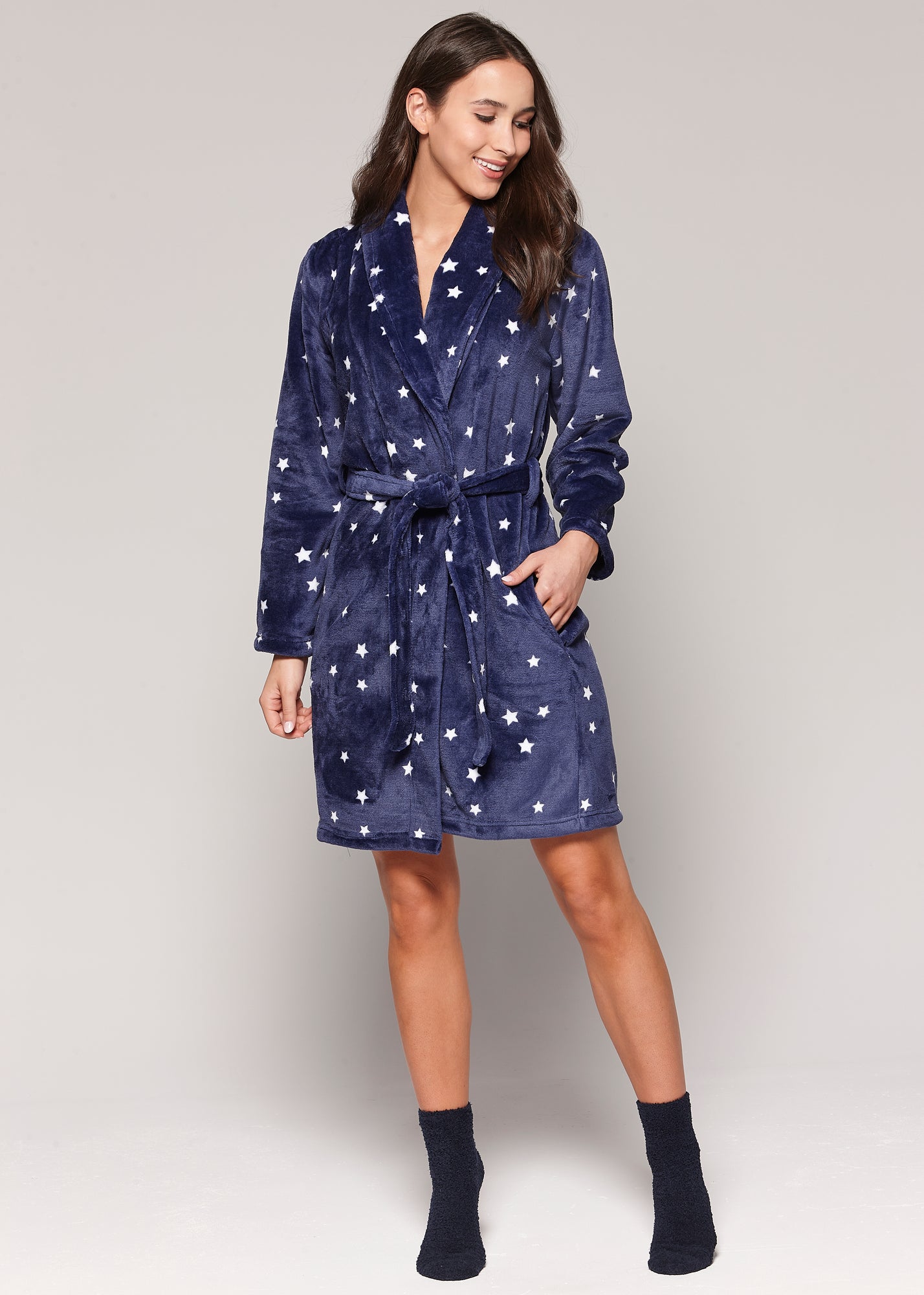 Charger l'image dans la galerie, Ens 3pc : robe de chambre en peluche avec bas et attache-cheveux
