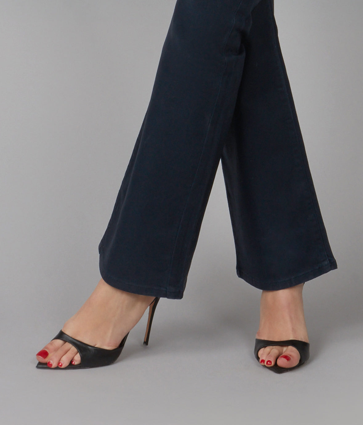 Charger l'image dans la galerie, Jean bootcut d'aspect cuir, marine - Lola Jeans
