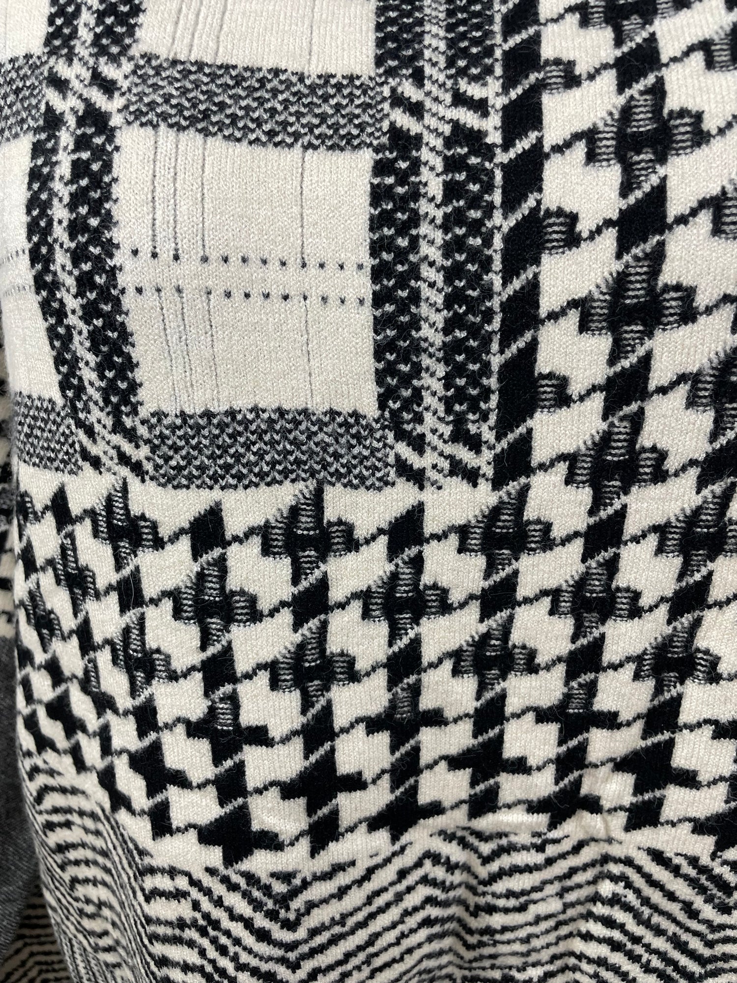 Charger l'image dans la galerie, Haut en tricot aux patchs multi avec poches avant
