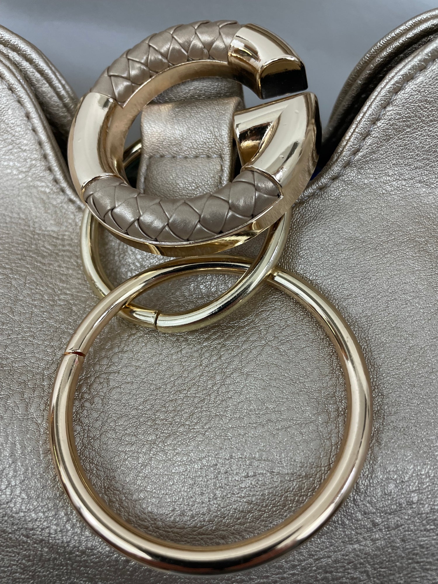 Charger l'image dans la galerie, Sac à main orné d'anneaux et d'un fermoir G de couleur or

