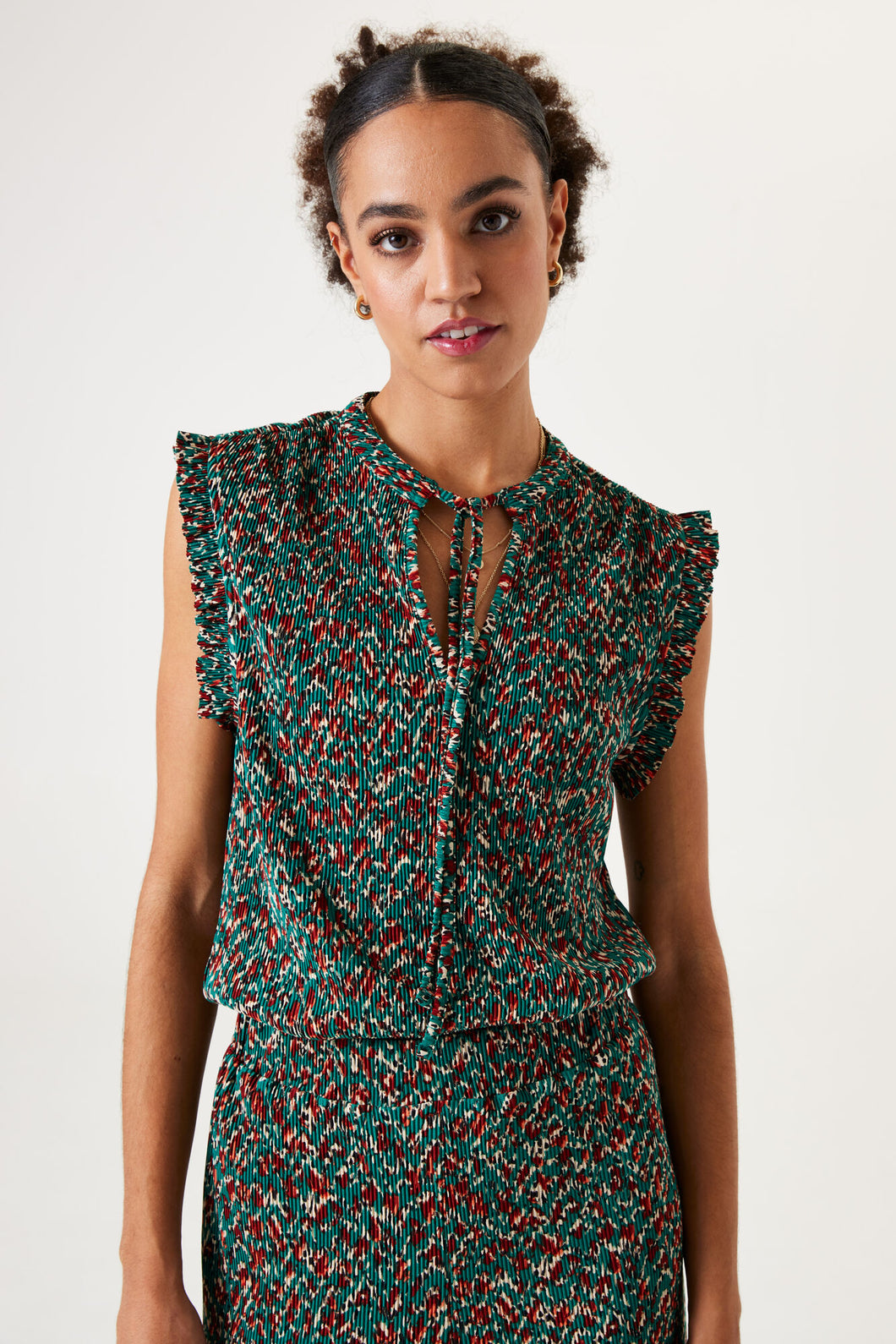 Sleeveless Top with frills