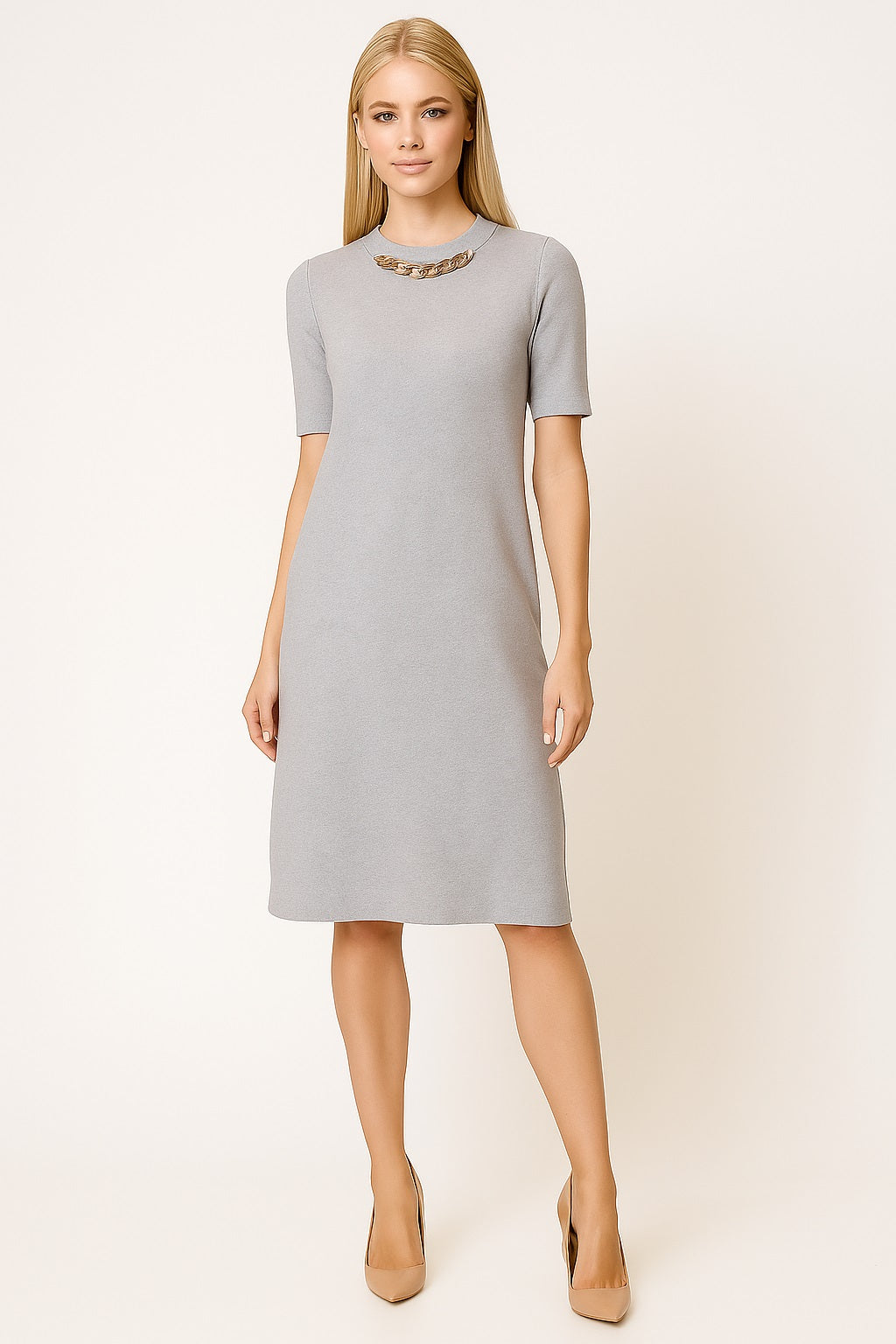 Plain knit dress with chain at the collar