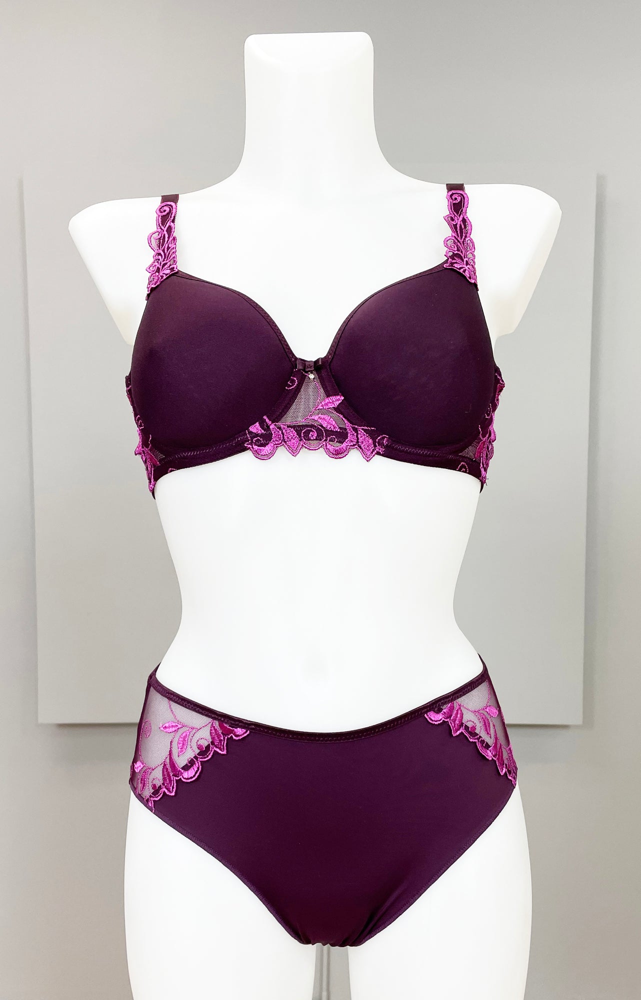 Charger l'image dans la galerie, Culotte bikini avec broderies latérales
