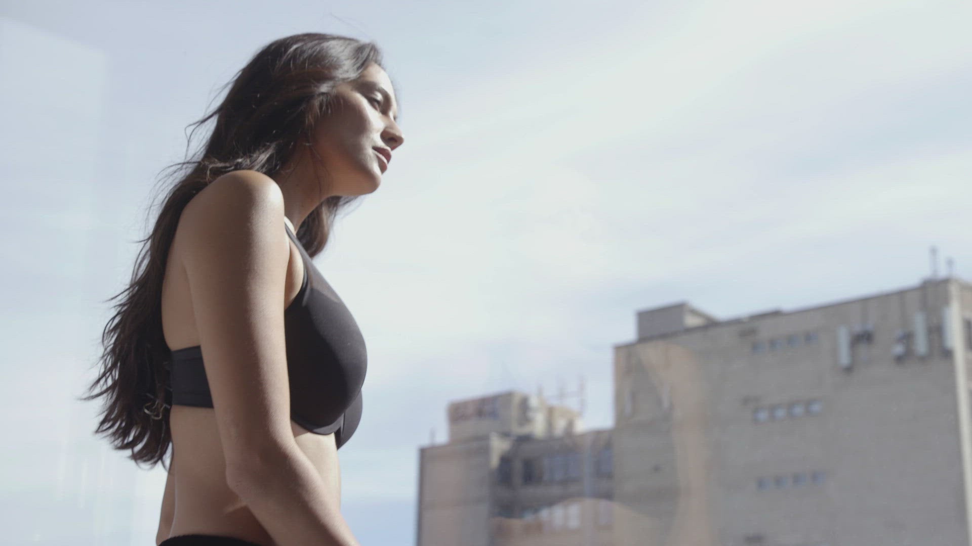 Charger et lire la vidéo dans la visionneuse de la Galerie, Soutien-gorge à armature et ourlet festonné - Wonderbra
