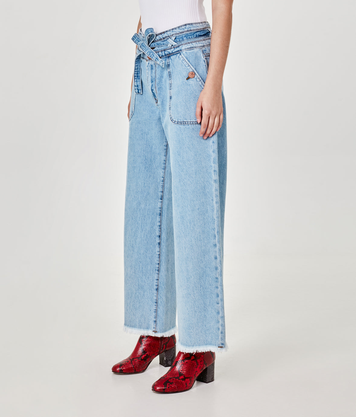 Upload image to gallery, Durable high-waisted denim pants with belt
