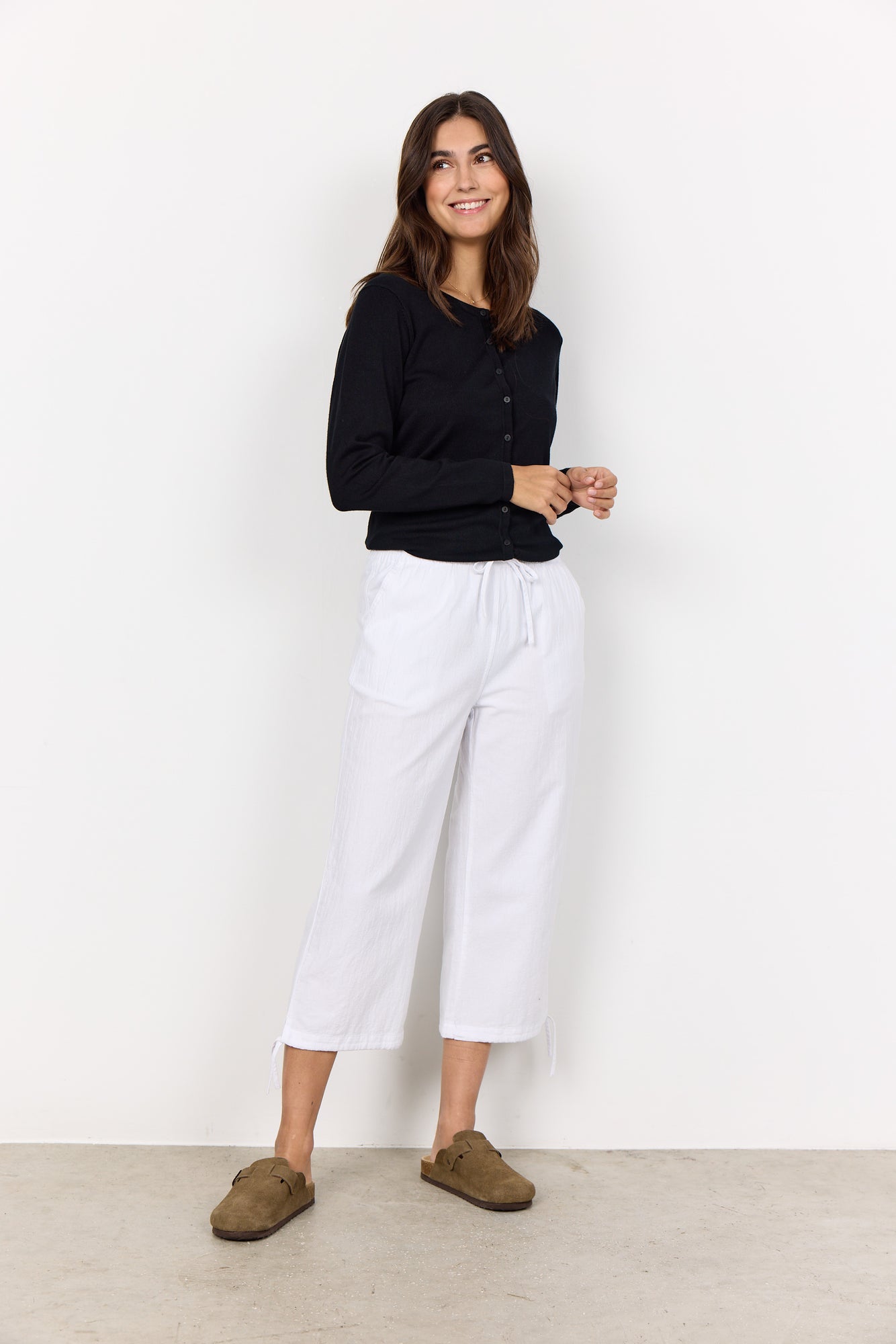 Charger l'image dans la galerie, Pantalon capri en coton avec boucle latérale - Soya Concept
