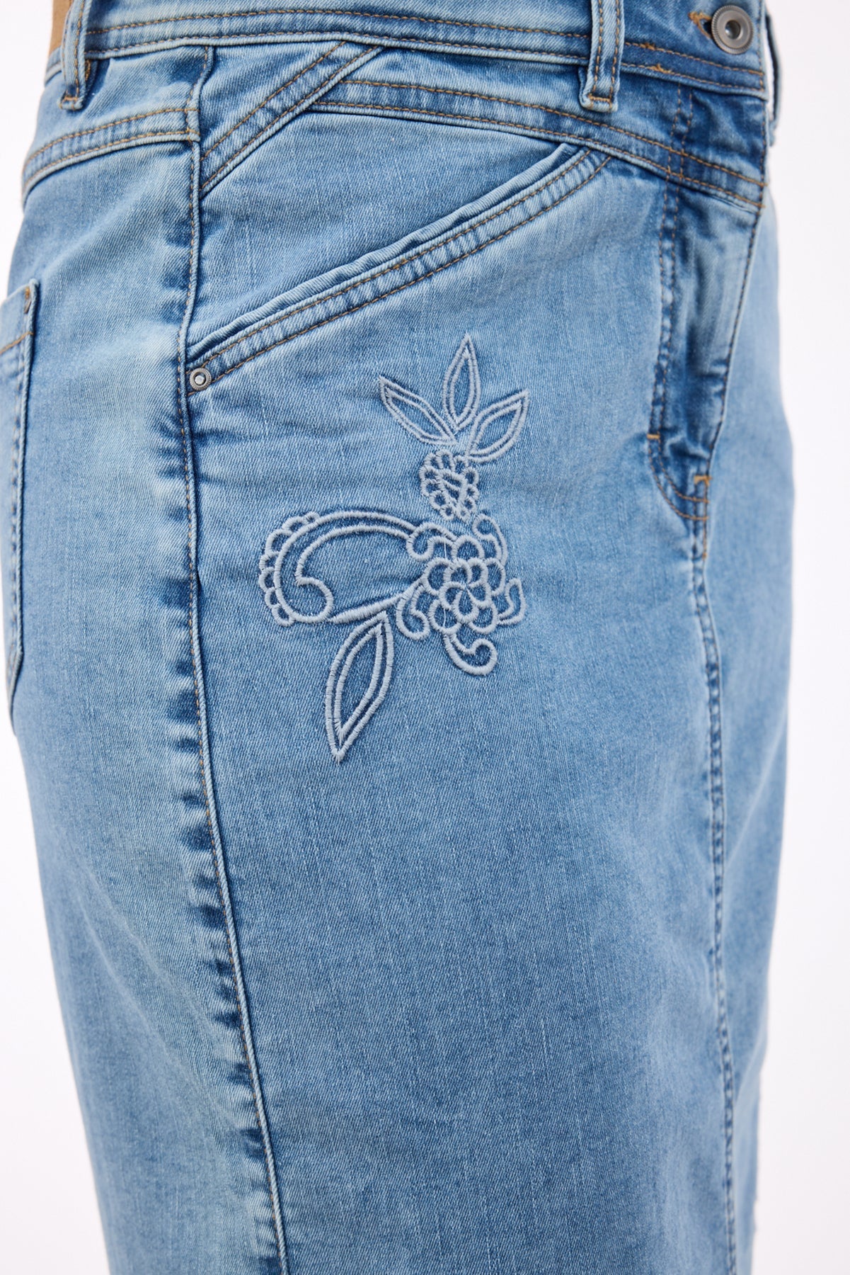 Charger l'image dans la galerie, Jupe mi-courte en jean avec broderies

