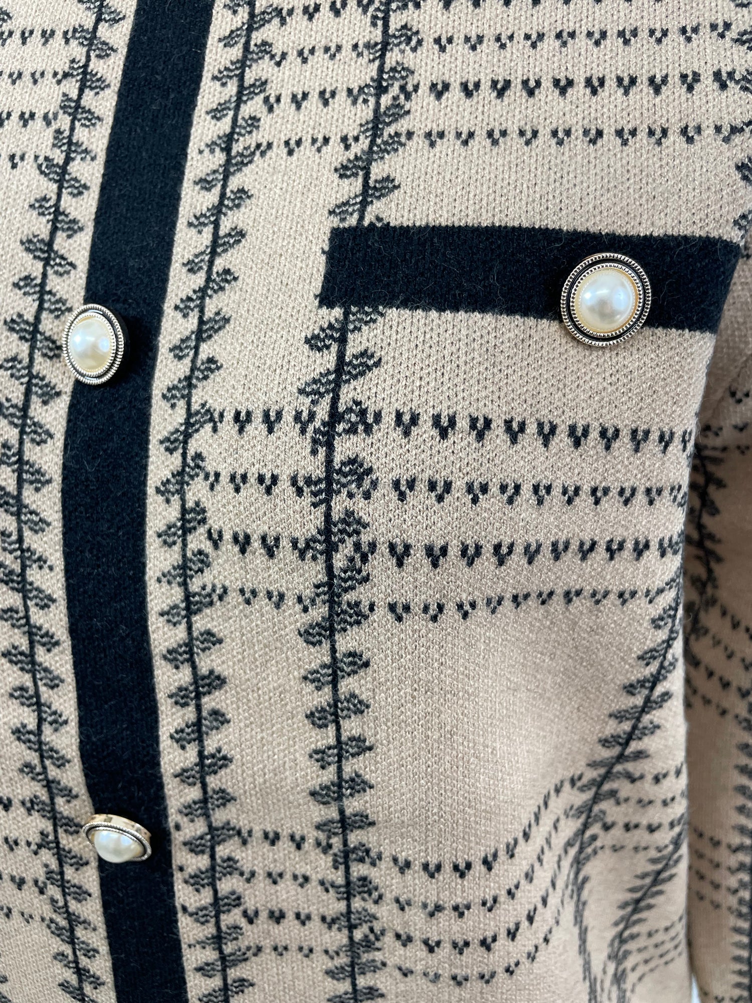 Charger l&#39;image dans la galerie, Haut en tricot imprimé orné de faux-boutons perlés
