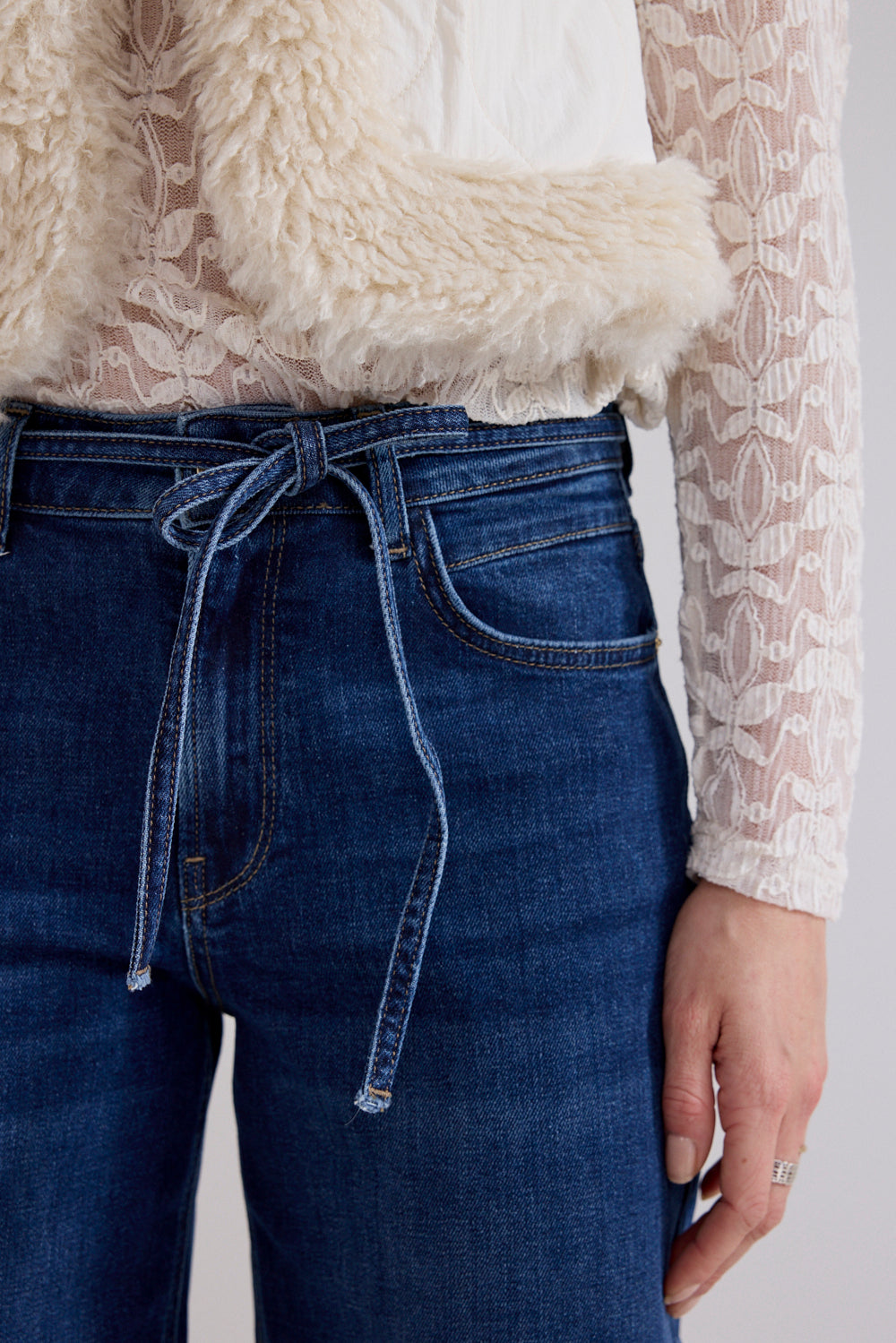 Charger l'image dans la galerie, Veste sans manches finie de simili-fourrure
