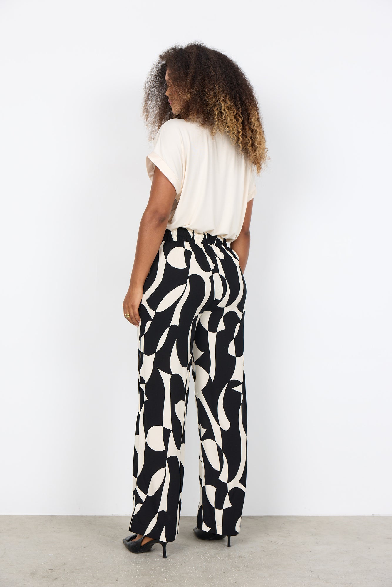 Charger l'image dans la galerie, Blouse unie satinée aux manches repliées - Soya Concept
