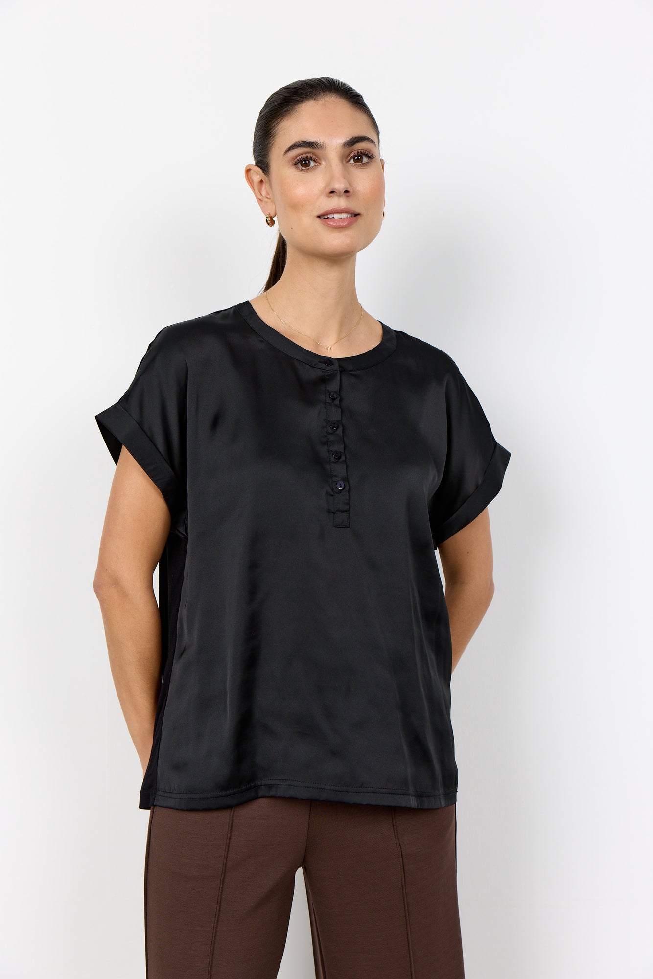 Charger l'image dans la galerie, Blouse unie satinée aux manches repliées - Soya Concept

