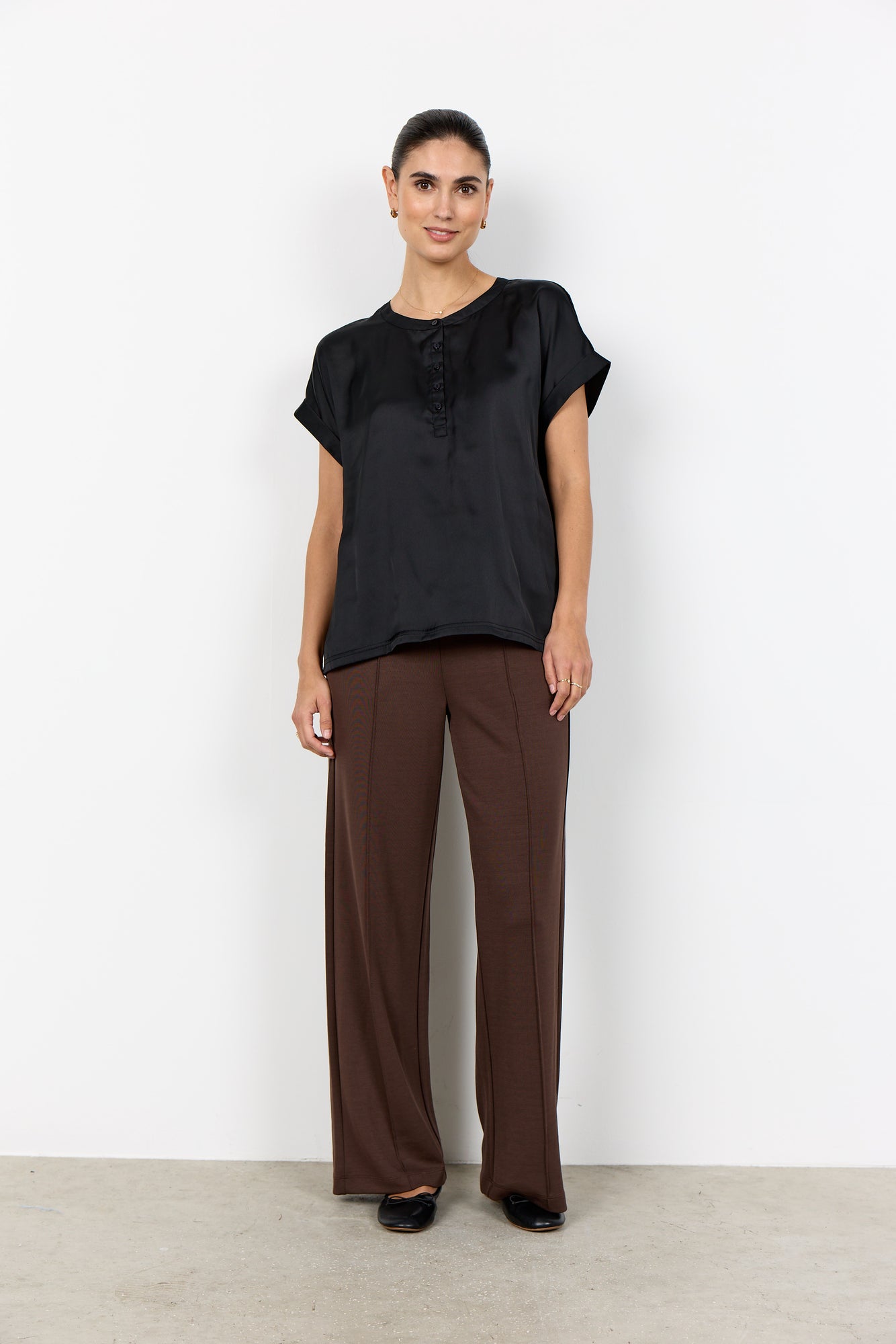 Charger l'image dans la galerie, Blouse unie satinée aux manches repliées - Soya Concept
