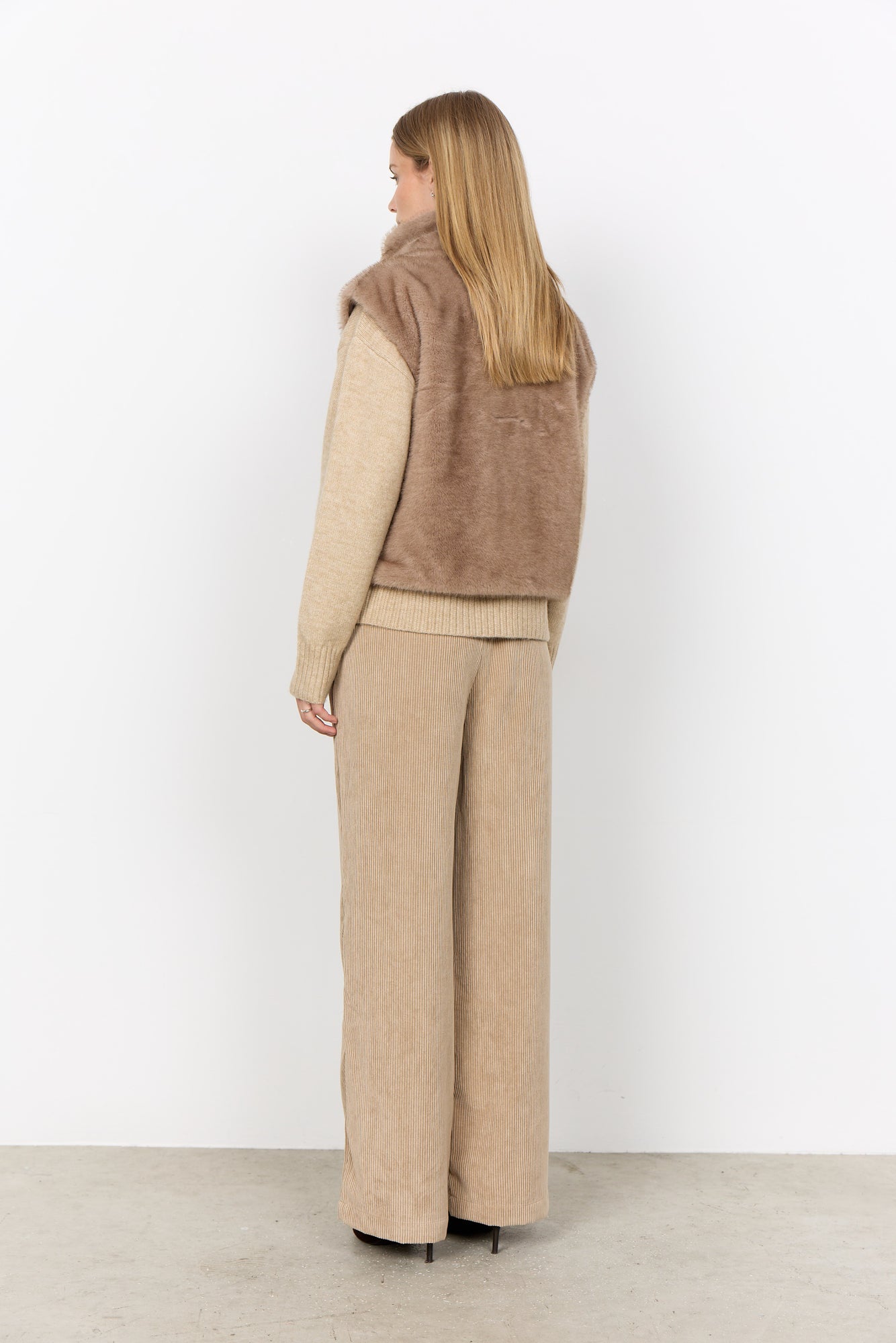 Charger l'image dans la galerie, Veste sans manches en texture douce et duveteuse
