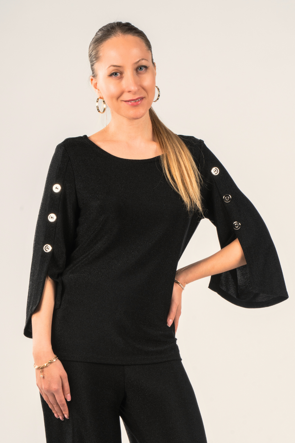Haut scintillant à manches évasées avec boutons