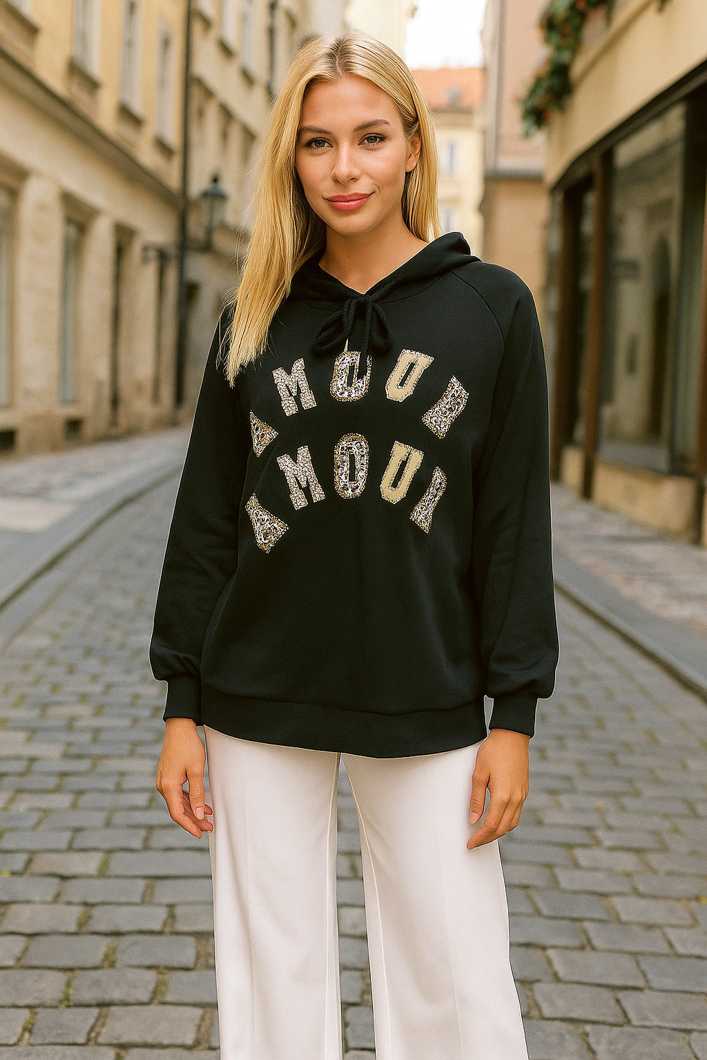 Chandail à capuchon Amour clouté/strass