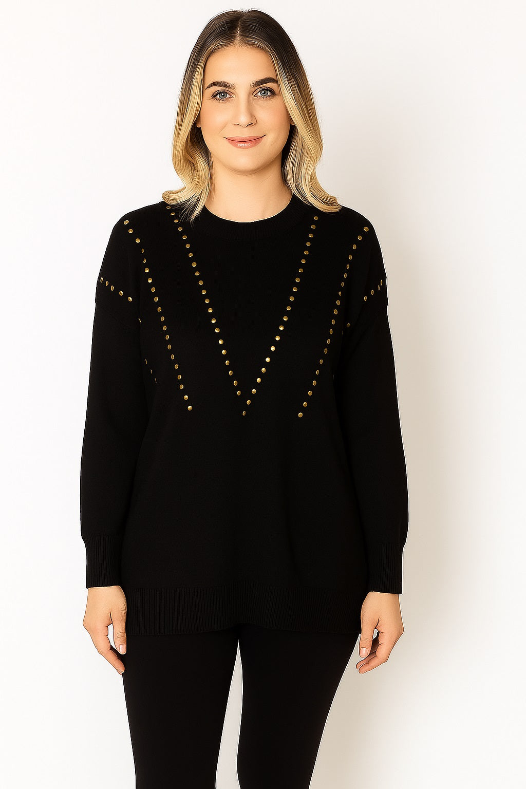 Chandail en tricot avec plusieurs appliqués cloutés