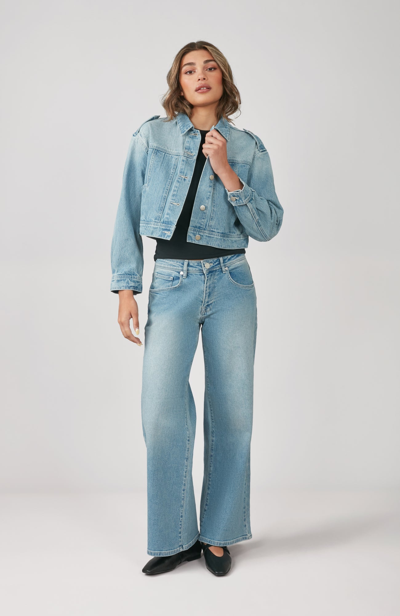 Charger l'image dans la galerie, Veste classique courte avec attaches aux épaules
