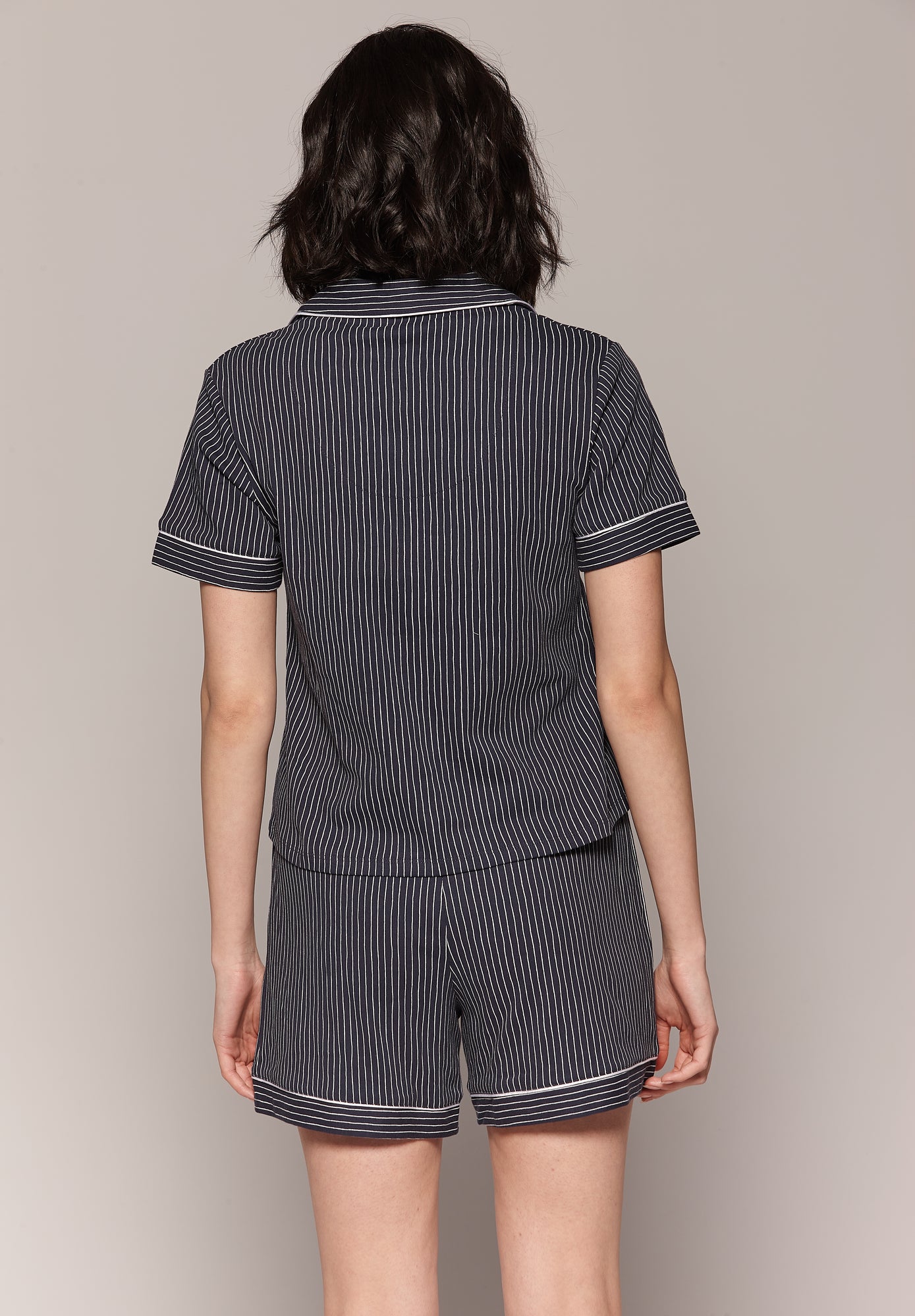 Charger l&#39;image dans la galerie, Pyjama-short 100% coton rayé au haut boutonné
