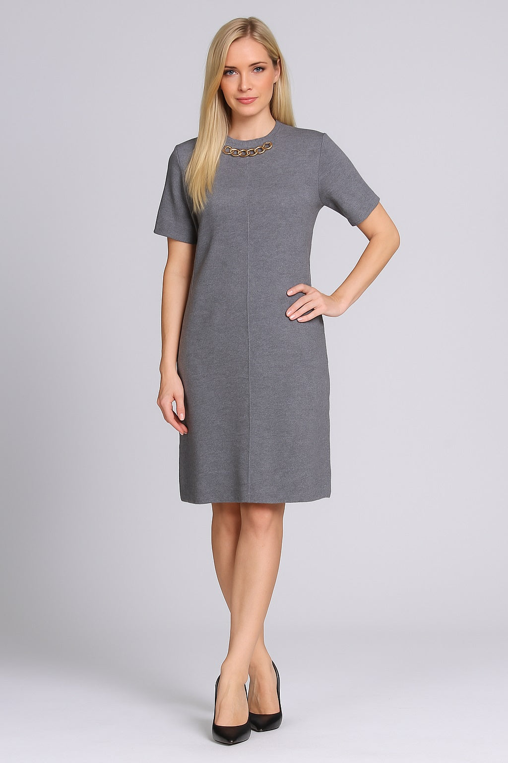 Charger l&#39;image dans la galerie, Robe unie en tricot avec chaînette au col
