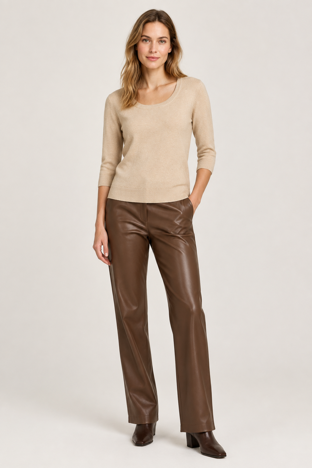 Charger l'image dans la galerie, Mannequin portant le haut Ann en tricot fin avec un pantalon brun en simili-cuir
