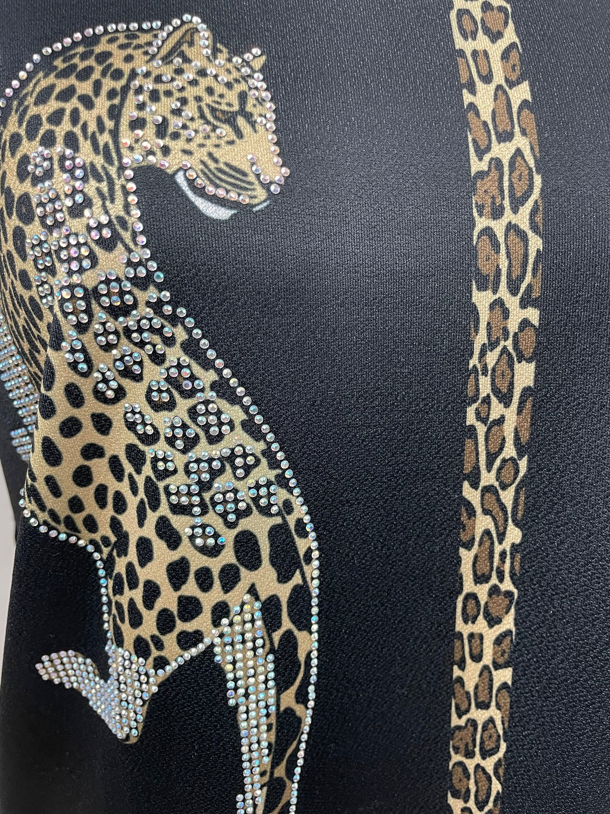 Charger l&#39;image dans la galerie, Blouse imprimée de 2 léopards ornés de strass
