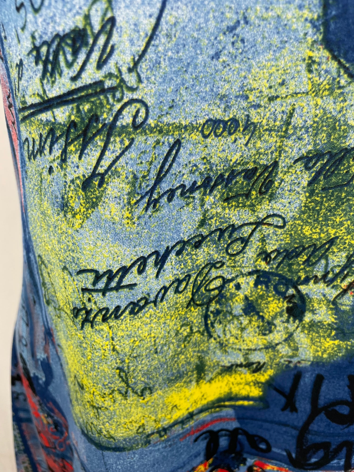 Charger l&#39;image dans la galerie, Robe colorée imprimée de scripts finie de frisons
