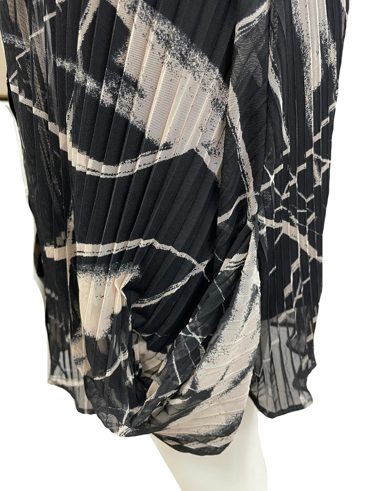 Charger l&#39;image dans la galerie, Élégant ensemble de robe boutonnée en chiffon plissé et nuisette unie

