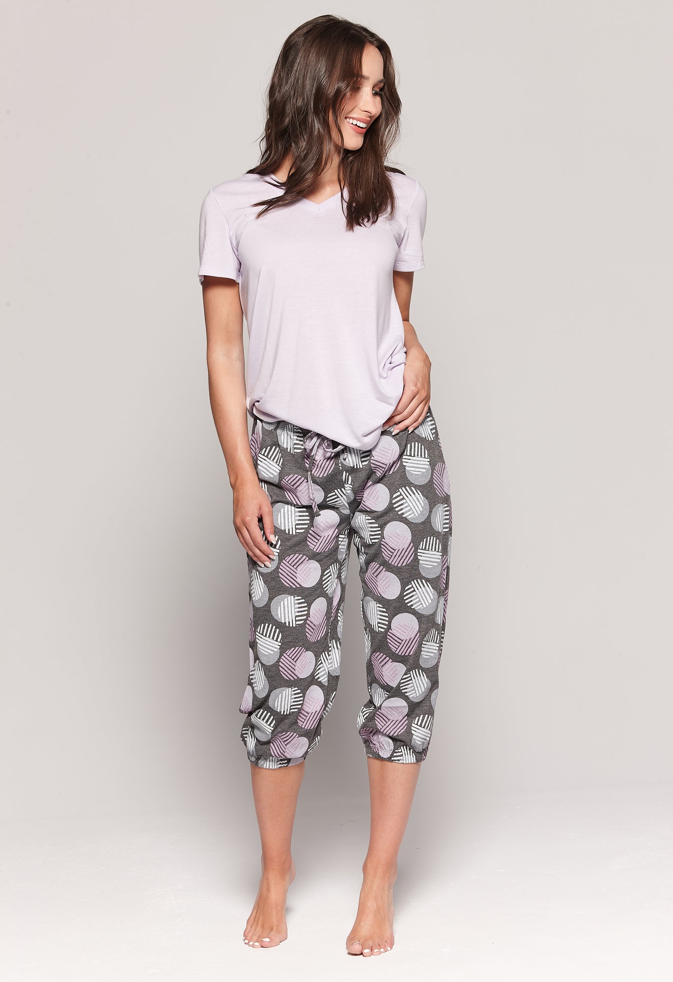 Charger l&#39;image dans la galerie, Pyjama capri avec haut uni et pantalon imprimé cercles
